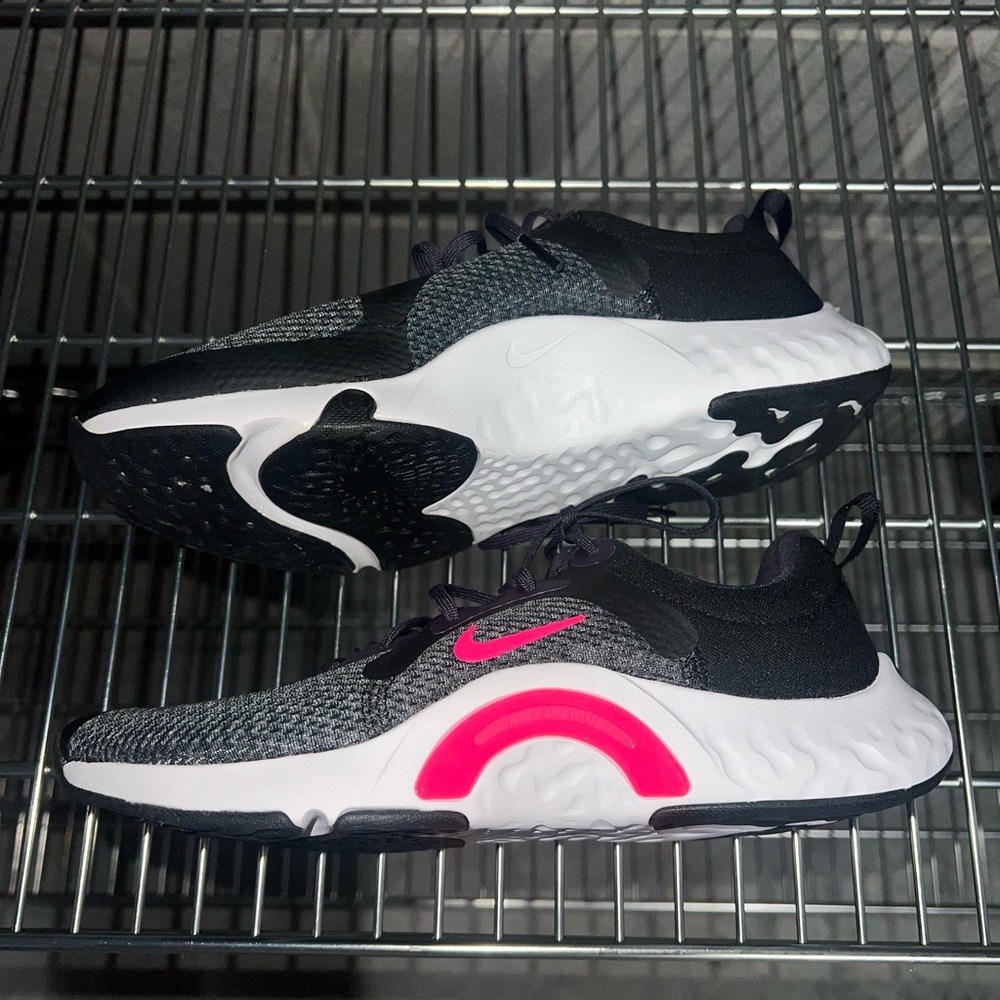 Nike Black and Pink Athletic Shoes‎